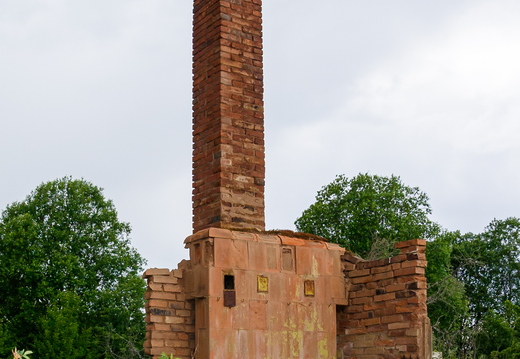 Mahajäetud korsten koos soojamüüriga