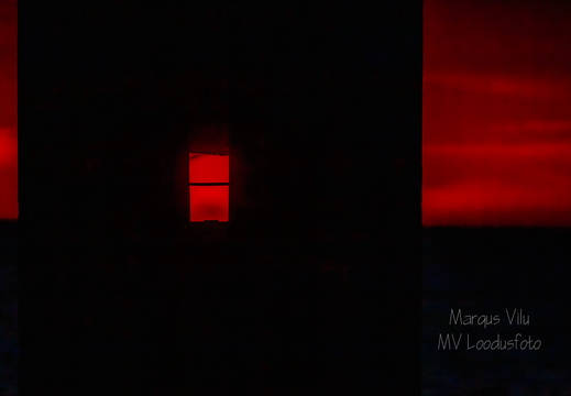 Vaade läbi tuletorni akna loojunud päikesele