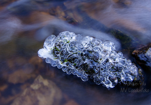 Imeline kristallne ese vees