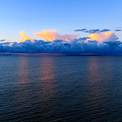 Värvide ja pilvede mäng mere kohal