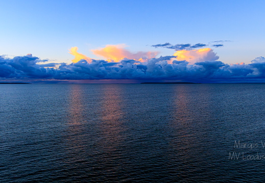 Värvide ja pilvede mäng mere kohal